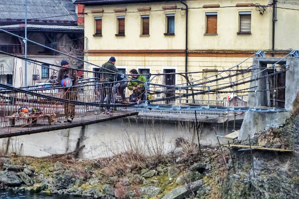 Zamenjava starih elementov visečega mostu z novimi