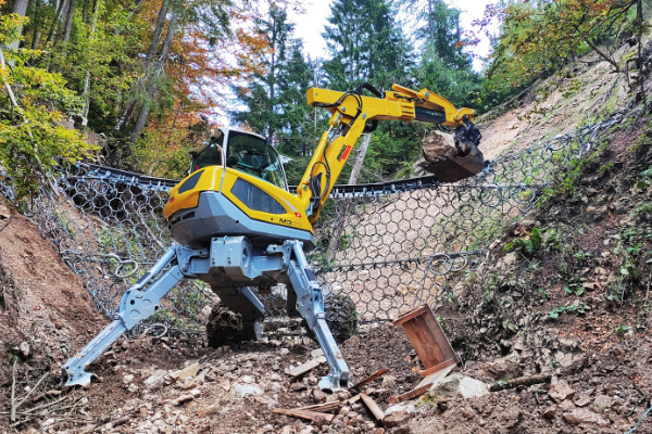 Pajek pri montaži fleksibilnih vodnih pregrad na Krvavcu