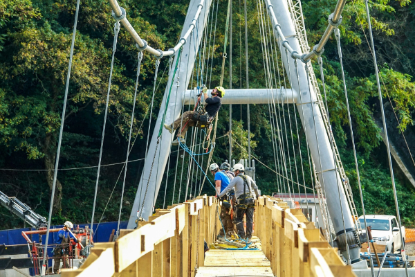 Montaža visečega mostu