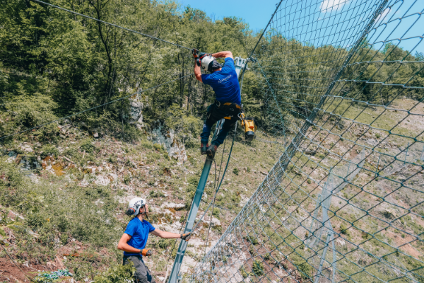 Višinska dela in montaža podajno lovilnih ograj