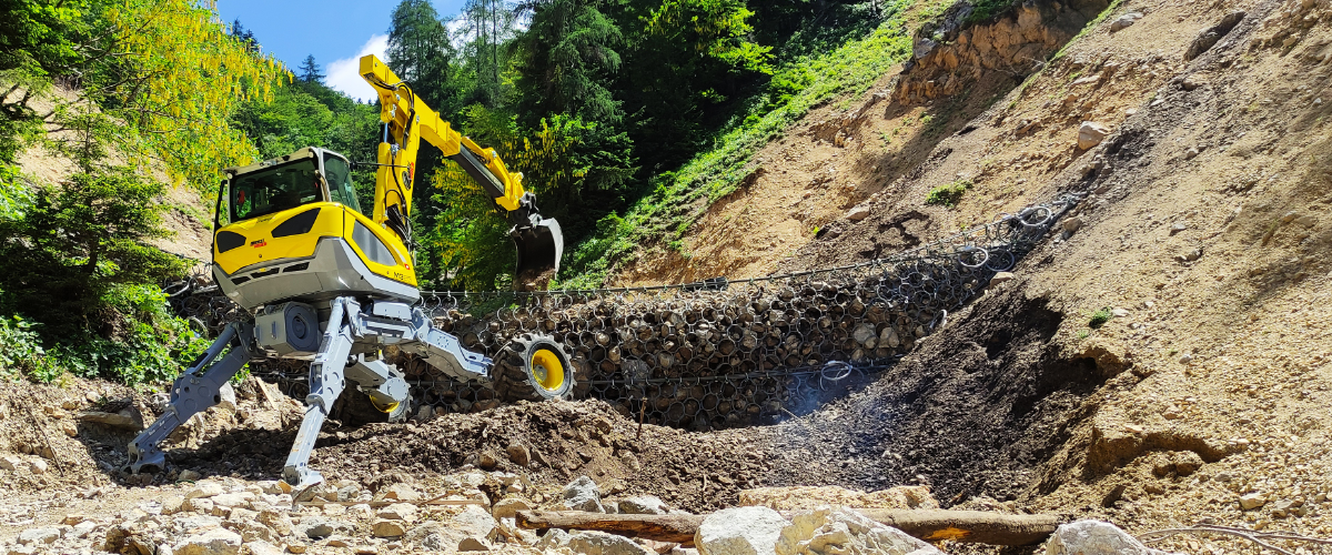 Gradimo fleksibilne vodne pregrade za preprečevanje erozij na Krvavcu