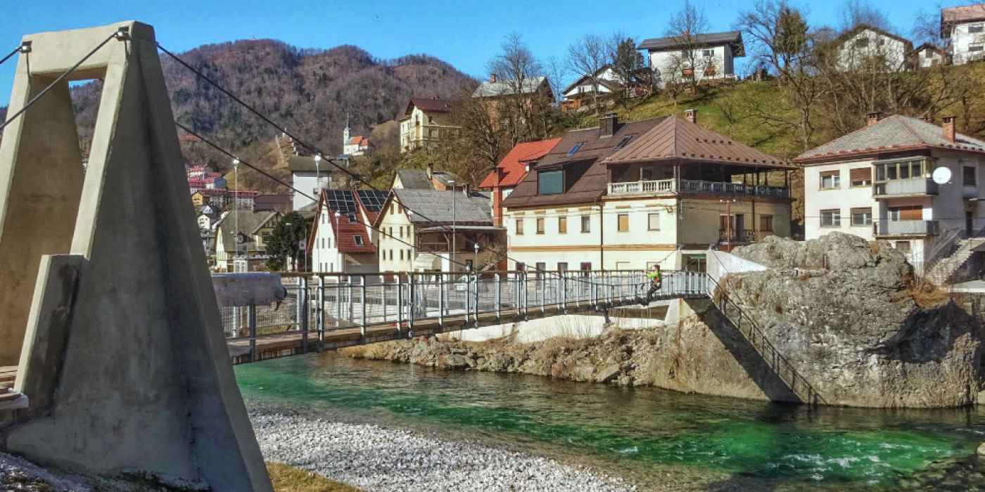 Kaskader_Obnovili-smo-viseci-most-cez-Idrijco-pri-ta-debeli-skali_projekt_naslovna_1200x500