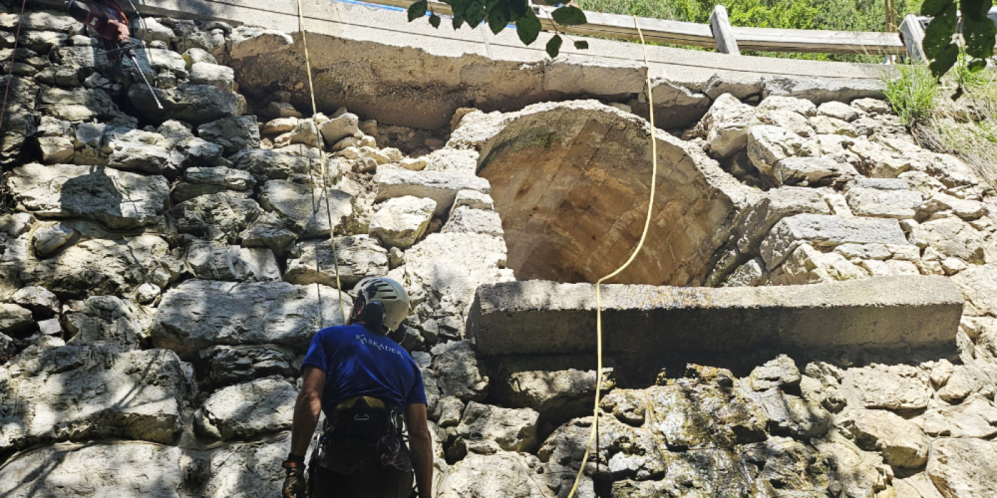 Kaskader_Sanacija-podpornega-zidu-na-cesti-proti-Predilu-z-alpinisticnim-pristopom_Naslovna_1200x500