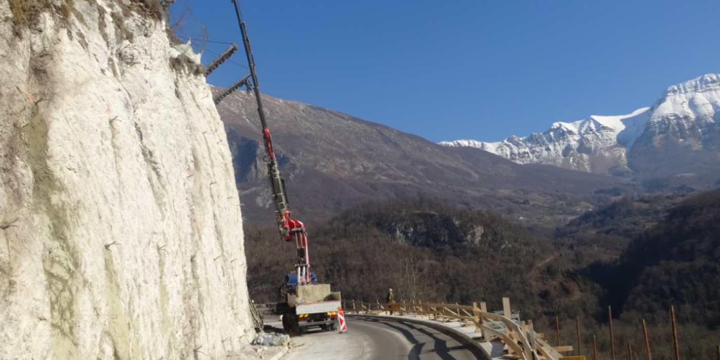 Kaskader_Zavarovanje-ceste-pod-previsom-med-Kobaridom-in-Trnovim_Naslovna_1200x500